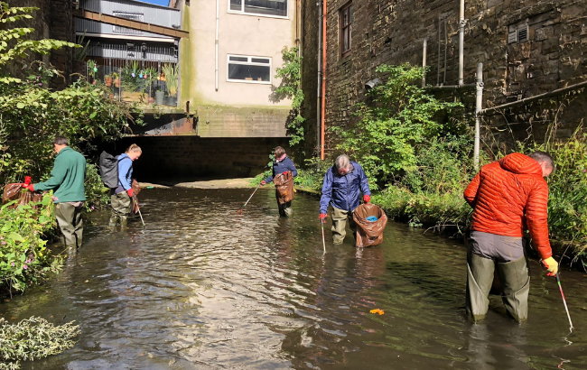 Photo of a group of volunteers cleaning the river Calder 